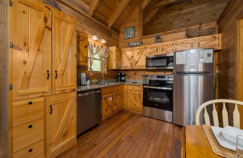 Trappers Ridge Cabin | Private Romantic Cabin! Close to All Attractions!