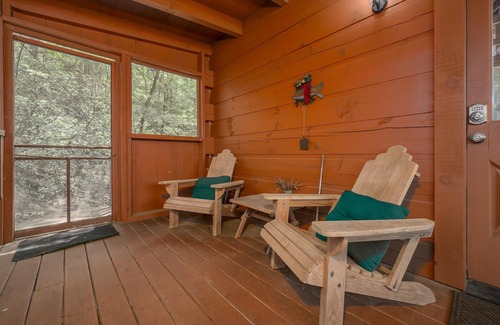 Trappers Ridge Cabin | Private Romantic Cabin! Close to All Attractions!