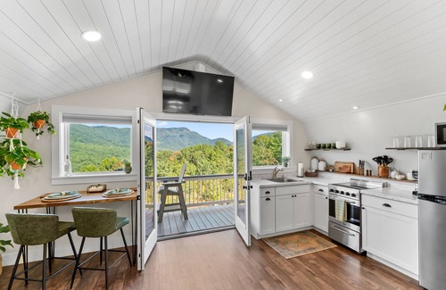 Frank House | Private Romantic Loft with a VIEW! Heartbeat Area for Hiking & Waterfalls!