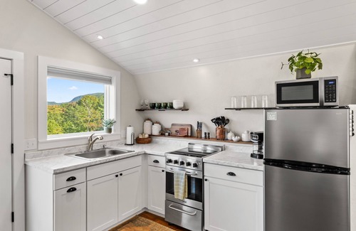 Frank House | Private Romantic Loft with a VIEW! Heartbeat Area for Hiking & Waterfalls!
