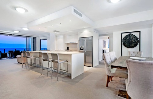 Broadbeach Apartment | Private Rooftop Spa Penthouse apartment - Sierra Grand - CoastHM