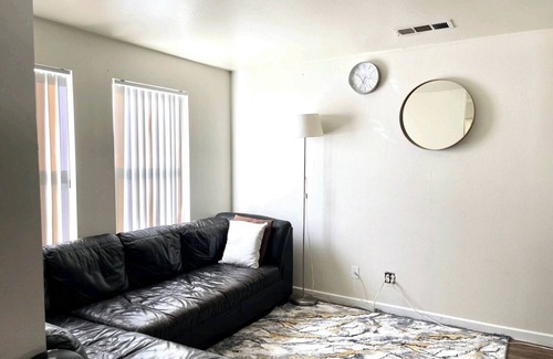 Boyle Heights House | Private room 2/3 near DTLA & USC! Steps to Metro