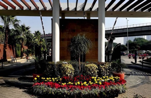 DLF Phase 5 Resort | Private room ∙ 2 guests