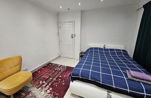 Ealing Common House | Private Room Direct Travel Heathrow & Central Ldn