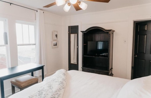 Freetown - Port Rico Apartment | Private Room - Downtown 1BR 1Bath