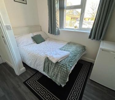 Erdington House | Private Room & En-Suite Bathroom - Long Term Stays & Contractors Welcomed