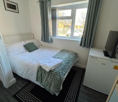 Erdington House | Private Room & En-Suite Bathroom - Long Term Stays & Contractors Welcomed