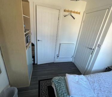 Erdington House | Private Room & En-Suite Bathroom - Long Term Stays & Contractors Welcomed