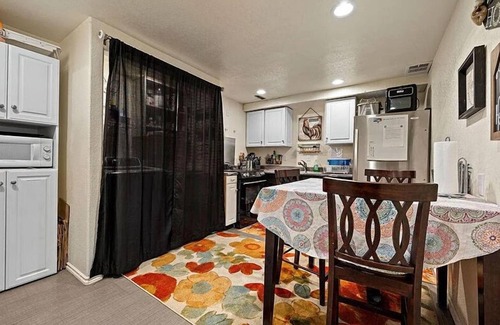 Altamont House | Private Room in home with year round pool and hot tub