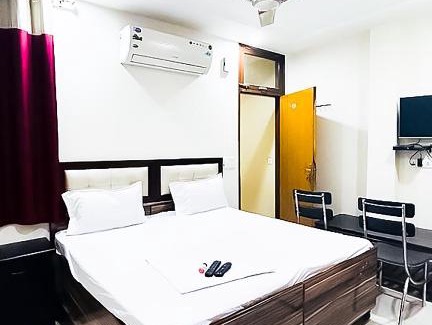 Block E Hotel | Private room in Kalka ji