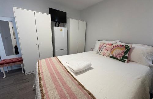Wood Green House | Private room in North London En-suite