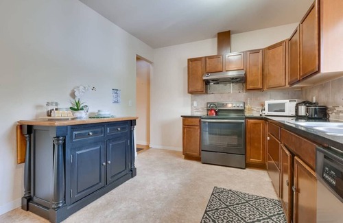 Haller Lake House | Private Room in Quiet North Seattle Home – Near Transit & Parks