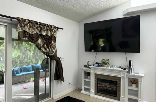 Broadview Park House | Private Room in Cozy Fort Lauderdale Home, Near FLL Airport
