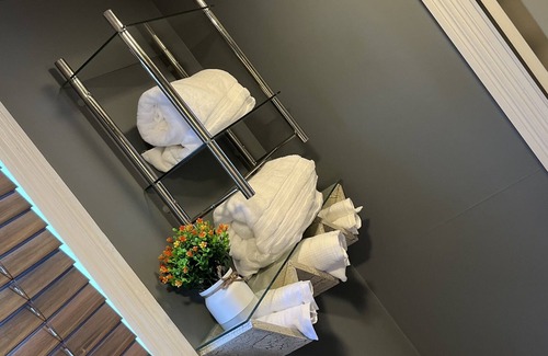 Berkeley Springs Apartment | Private room with walking distance to town square, shopping, dining shows & more