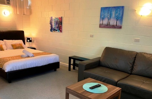 Strathmerton House | Private Room with Bathroom and Great Rate