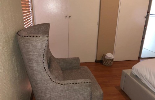Baileys Muckleneuk House | Private room with en-suite bathroom