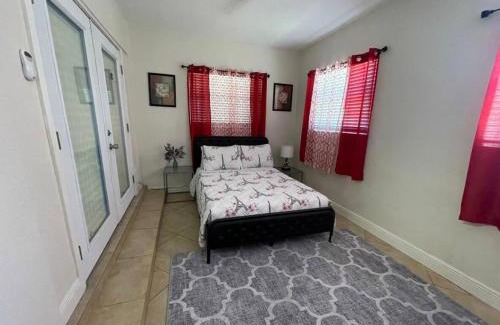 Park East House | Private room with shared bathroom in Hollywood area