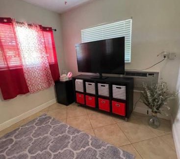 Park East House | Private room with shared bathroom in Hollywood area