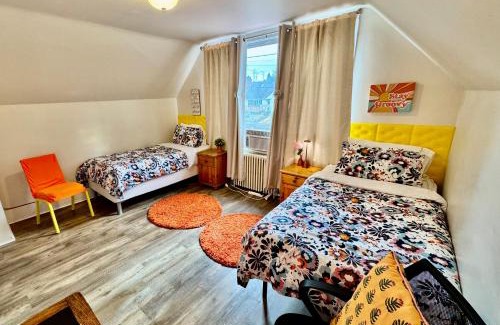 Rainier Valley House | Private room with two twin beds air conditioning and shared bathrooms located near SeaTac Airport and Downtown Seattle