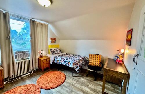 Rainier Valley House | Private room with two twin beds air conditioning and shared bathrooms located near SeaTac Airport and Downtown Seattle