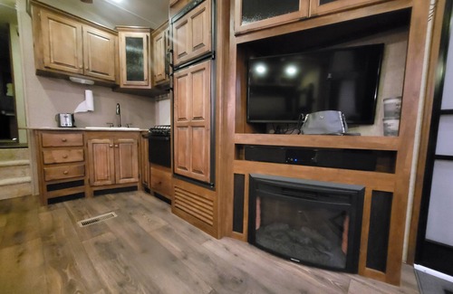 Wright House | Private Rustic Creekside RV+15 Min drive to Beach Fenced Parking Lot