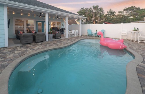 Riviera Beach Cottage | Private Saltwater Pool! LUX Vibe! Dogs Ok! Golf Cart! 3 Mins To Beach! Sleeps 9!