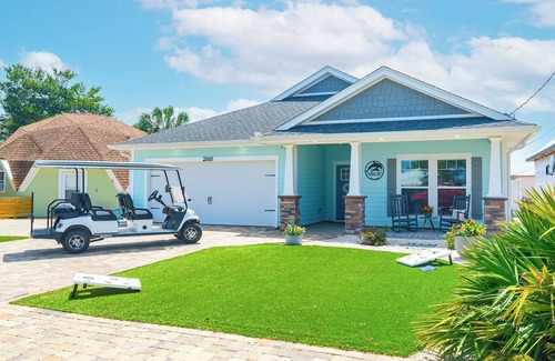 Riviera Beach Cottage | Private Saltwater Pool! LUX Vibe! Dogs Ok! Golf Cart! 3 Mins To Beach! Sleeps 9!