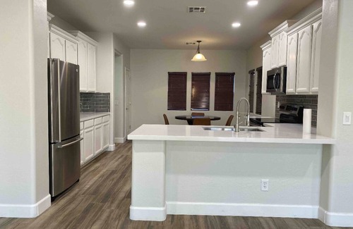 Emperor Estates House | Private Sanctuary 3 Bedrooms 2 Bathrooms Private Pool and BBQ