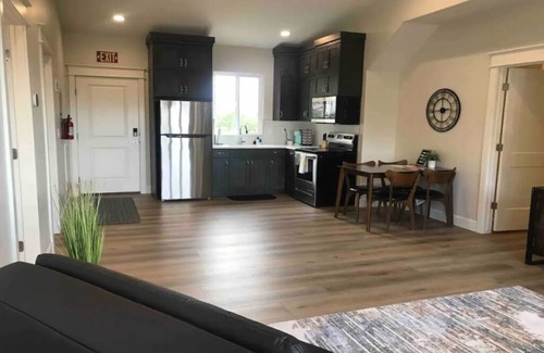 Hurricane Apartment | Private Scenic Stay at Sycamore Lane