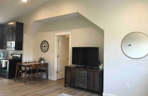 Hurricane Apartment | Private Scenic Stay at Sycamore Lane