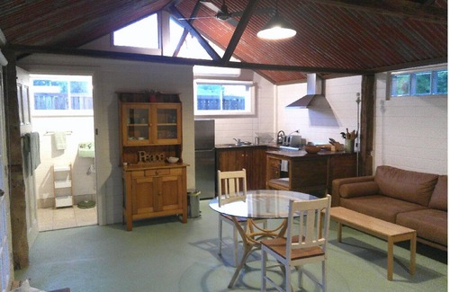 Canowindra Apartment | Private self contained stand-alone studio with full kitchen