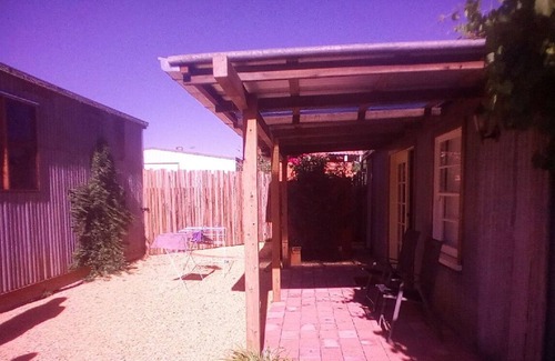 Canowindra Apartment | Private self contained stand-alone studio with full kitchen