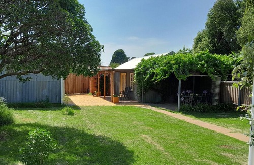 Canowindra Apartment | Private self contained stand-alone studio with full kitchen