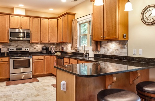 Horse Shoe Cabin | Private Setting w/Blue Ridge Mtn. Views - No Stairs - 2 King Beds - Ecusta Trail