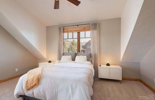 Powell Butte House | Private, Sleeps 6, Modern Craftsman, Long & Short Term Availability