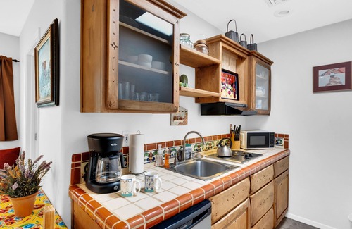 Peter Howell House | Private Southwestern Style Casita with Lush & Fully fenced Lush Yard*