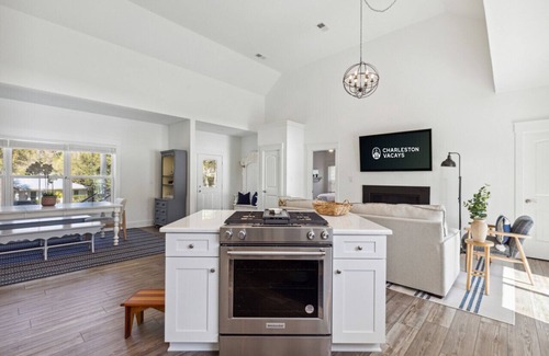 Isle of Palms House | Private Spa/Pool, Additional Suite, 2 Blocks to the Beach- The Palma