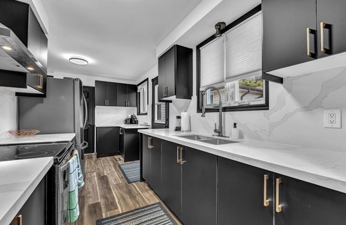 Hamilton House | Private & Spacious 6BR Home ~ Hamilton ~ Comfort