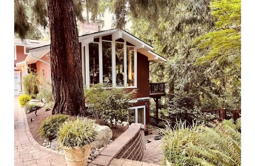 Mercer Island Apartment | Private studio, gated house, Seattle-Bellevue.
