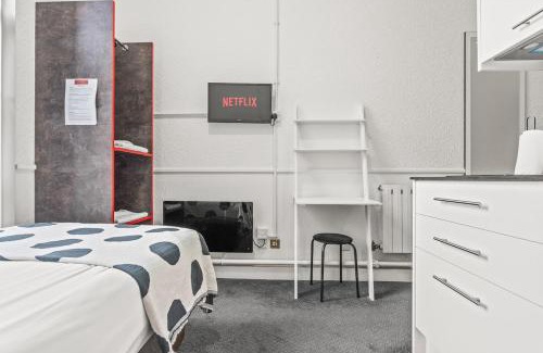 Dudley Apartment | Private Studio in Dudley,Kitchen&Bathroom,Sleeps 1