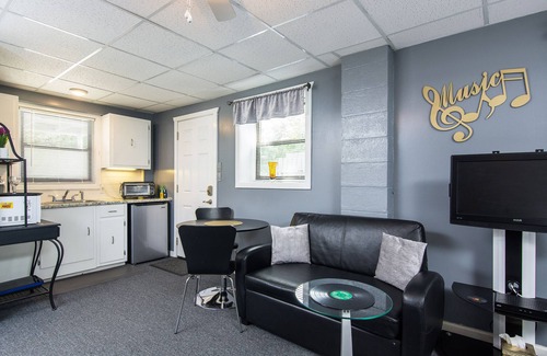 Donelson Apartment | Private Studio Near Opryland No Stairs, Park By Your Door.