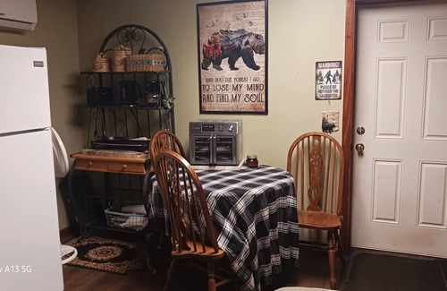 Newland House | Private Studio w/Bath, Laundry, Cooking, River Access, Storage, Large Dogs OK.