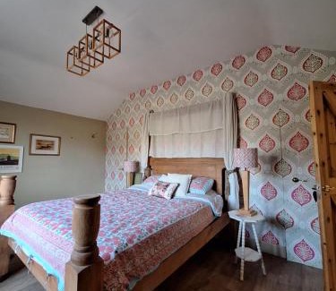 St Brides Bed & Breakfast | Private Suite at Llanddinog House near Solva