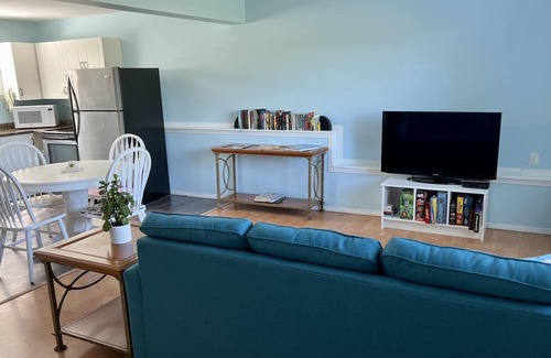Regional District of Nanaimo House | Private suite w/ kitchen - 2 minutes from the beach