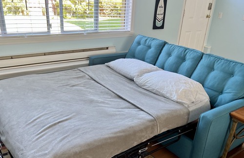 Regional District of Nanaimo House | Private suite w/ kitchen - 2 minutes from the beach