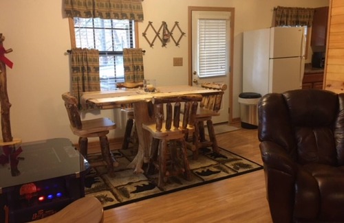Gatlinburg - Pigeon Forge Cabin | Private, Super Fast WiFi Free, NFL Sunday, VideoArcade, Fishing & 2 Pools, Gated