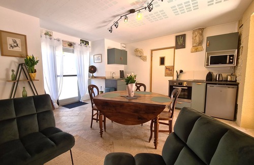 Daglan Apartment | Private terrace, jacuzzi and garden, with restaurants and shops on the doorstep.