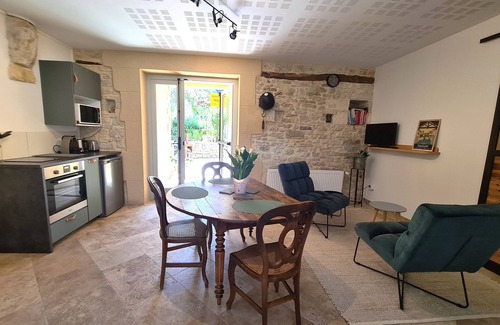 Daglan Apartment | Private terrace, jacuzzi and garden, with restaurants and shops on the doorstep.