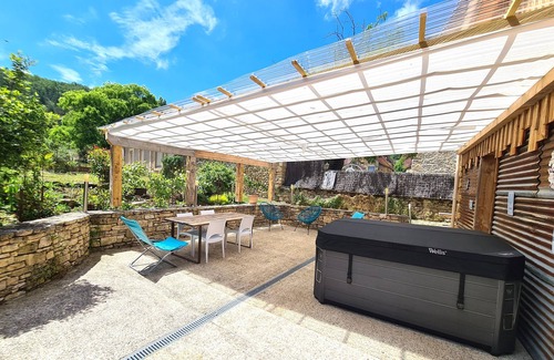 Daglan Apartment | Private terrace, jacuzzi and garden, with restaurants and shops on the doorstep.