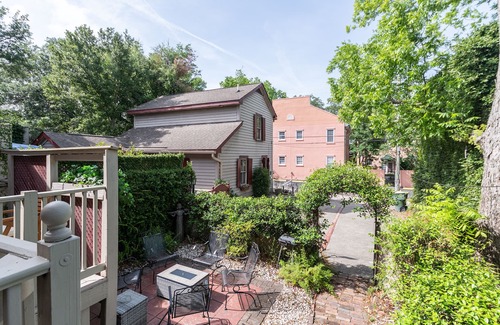 Eastside House | ★Private terrace & parking ★ at this Historic 1800's Townhome in ❤︎ of City